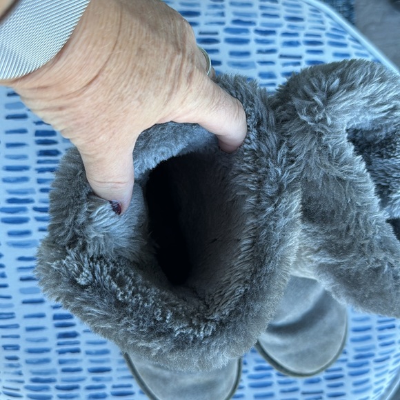 Size 8 grey faux fur lined boot with buckles - wear like a size 7 or smaller. - Picture 5 of 7